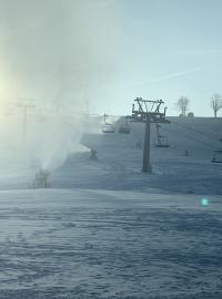 Zasněžování v lyžařském areálu