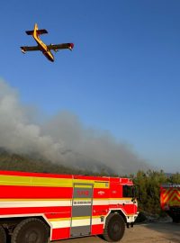 Hasičské vozy a letadlo v Řecku