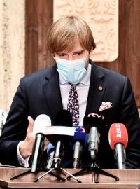Ministr zdravotnictví Adam Vojtěch na tiskové konferenci ke koronaviru