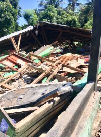 Vesnice na severu indonéského ostrova Lombok poničená zemětřeseními.