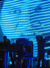 Chemical Brothers při koncertu v Portugalsku