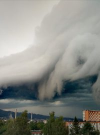 Sociální sítě v pondělí večer zaplnily fotografie mraku, který se zformoval nad Zlínem.