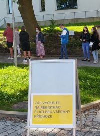 Fronta před alergologií Fakultní nemocnice Olomouc (pátek 11. září)