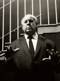 Přestože Hitchcock položil základy toho, jak budovat ve filmu napětí a zdůrazňoval, že jeho diváci platí za to, aby byli strašení, on sám se tomu vyhýbal.