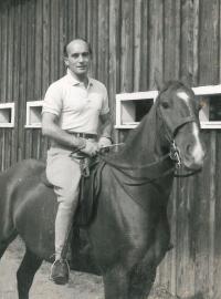 Až do svých osmdesáti let jezdil Miloš Knorr pravidelně na koni. Když žil na Manhattanu, měli ho ustájeného v Central Parku.