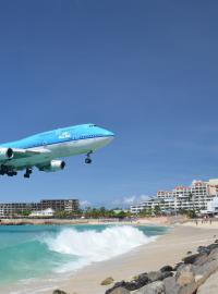 Na karibském ostrově Svatý Martin je přistávací dráha mezinárodního letiště hned u pláže.