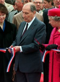 Královna v roce 1994 při slavnostním otevření podmořského tunelu pod Lamanšským průlivem s bývalým prezidentem Francie Francois Mitterrandem.
