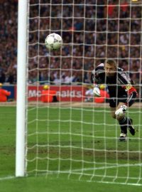 Gólman Petr Kouba bezmocně sleduje míč mířící do jeho branky ve finálovém zápase s Německem na EURU 1996