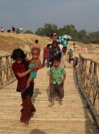 Spousta dětí je velmi traumatizovaných po tom, když byly celé vesnice vyháněny z Arakánského státu Barmy sousedícího s Bangladéšem.