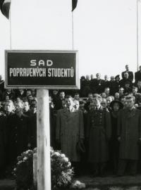 Na počest popravených studentů byl před areálem ruzyňských kasáren vysazen „Sad studentů“