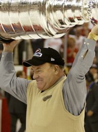 Scotty Bowman slaví v roce 2002 zisk devátého Stanley Cupu v kariéře.