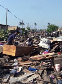 Lidé prohlížejí, co zbylo z jejich domu, který na Srí Lance zničilo tsunami