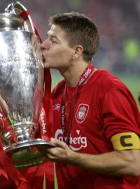 Vladimír Šmicer a Steven Gerrard po vítězném finále Ligy mistrů v roce 2005