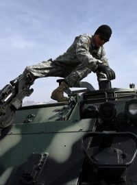 Americký voják na jednom z vojenských strojů v Afghánistánu.
