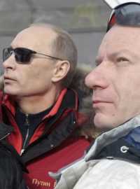 Trio - někdejší prezident Dmitrij Medveděv, premiér Vladimir Putin a byznysman Vladimir Potanin