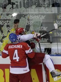 Karel Rachůnek v zápase o bronz na světovém šampionátu na Slovensku v roce 2011 rozbil plexisklo obrem Arťuchinem