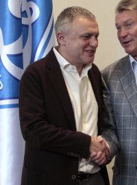 Ihor Surkis (vlevo) na fotce z roku 2012 s tehdejším koučem Dynama Kyjev Olegem Blochinem.