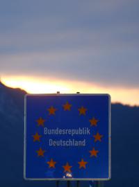 Východ slunce nad rakouskou dálnicí