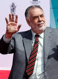 Americký režisér, scenárista a producent Francis Ford Coppola po obtisknutí rukou do cementu před TCL Chinese Theatre v Hollywoodu (foto z roku 2016)