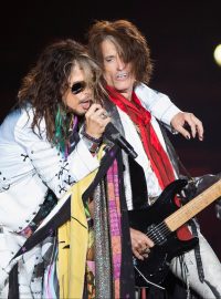 Zpěvák kapely Aerosmith Steven Tyler (vlevo) a kytarista Joe Perry při vystoupení v Kalifornii v červenci 2014 (archivní foto)