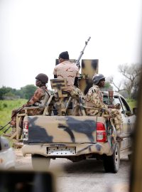 Nigerijští vojáci v oblasti Borno.