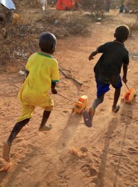 Chlapci s hračkami v oblasti Dollow v Somálsku
