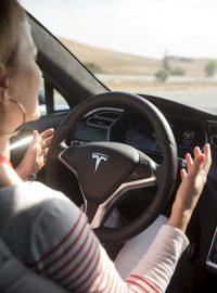 Interiér elektromobilu Tesla umožňuje zapnutí autopilota.