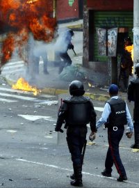 V ulicích Caracasu ve Venezuele protestovaly desetitisíce lidí.