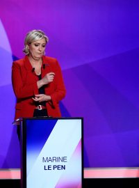 Tři z jedenácti kandidátů na francouzského prezidenta během debaty v televizi France 2 - Marine Le Penová, Benoît Hamon a François Fillon