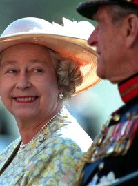 Královna Alžběta a princ Philip na archivním snímku z roku 1996