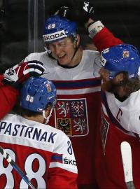 Čeští hokejisté se radují po gólu Lukáše Radila.