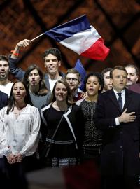 Emmanuel Macron oslavoval se svou ženou Brigitte (vpravo od něj)