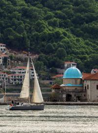 Kostel „Our Lady of the Rock“ v městě a přístavu v jihozápadní části Černé Hory.