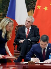 Miloš Zeman a Si Ťin-pching na ceremoniálu ve Velké síni lidu v Pekingu.