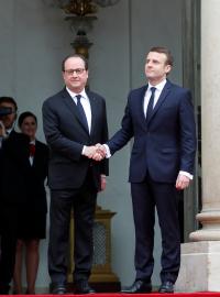 Nový prezident Francie Emmanuel Macron a bývalý prezident Francoise Hollande