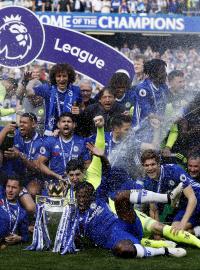 Fotbalisté Chelsea se radují z mistrovského titulu.
