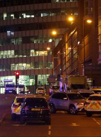 Britská policie hlásí mrtvé a zraněné při explozi v multifunkční hale v Manchesteru, kde v pondělí večer koncertovala americká zpěvačka Ariana Grande