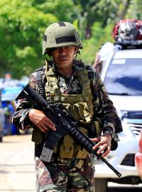 Filipínští vojáci na kontrolním stanovišti ve městě Pantar.