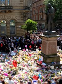 Lidé v centru Manchesteru během minuty ticha za oběti pondělního teroristického útoku