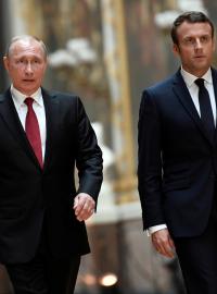 Vladimir Putin a Emmanuel Macron při prvním vzájemném setkání.