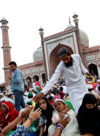 Během ramadánu muslimové nesmí jíst, kouřit ani pít až do setmění. Výjimky přitom platí jen pro staré a nemocné lidi, kojící nebo těhotné ženy, pro lidi na cestách a malé děti.