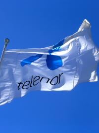 Vlajka s logem společnosti Telenor