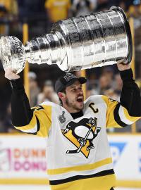 Sidney Crosby, kapitán Pittsburghu přebral Stanley Cup.