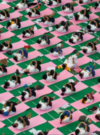 Lidé ve městě Čandígarh na severu Indie cvičí během oslav Mezinárodního dne jógy