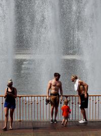 V Londýně přicházejí lidé do parku i v plavkách a chladí se ve fontánách.