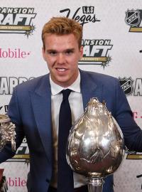 Connor McDavid pózuje s trofejemi.