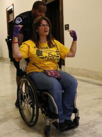 Proti návrhu na zrušení Obamacare před kanceláří republikánského lídra v senátu protestovaly desítky lidí včetně invalidů. Více než 40 z nich policie pozatýkala.