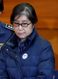 Protagonistka korupčního skandálu v Jižní Koreji Čche Son-sil přichází k líčení před ústavním soudem v Soulu (archivní snímek z ledna 2017).