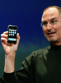 Tehdejší šéf firmy Steve Jobs při představování iPhonu v roce 2009