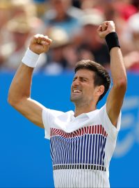 Srbský tenista Novak Djokovič a jeho radost z vítězství